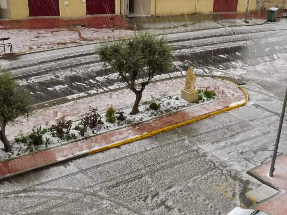 Foto 3 - Un tremenda granizada cubre de blanco las calles de Alba de Tormes
