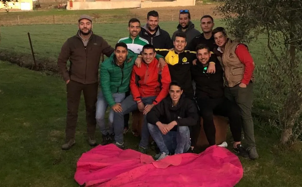 Grupo de jóvenes que dona la vaca