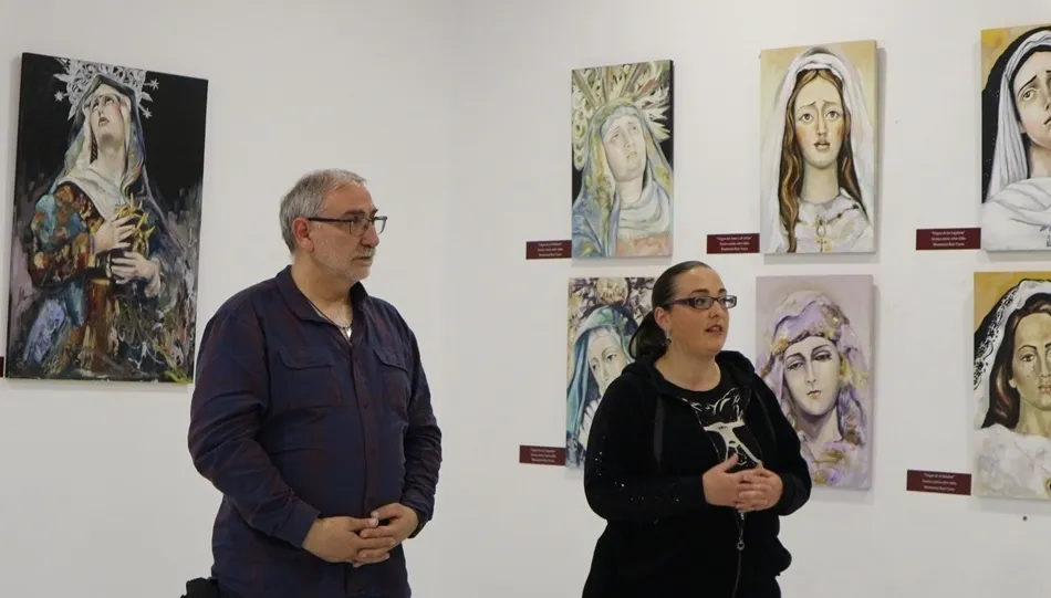 La artista Montserrat Ruiz Varea, en la inauguración de esta muestra, que se puede visitar en el Centro Comercial Vialia