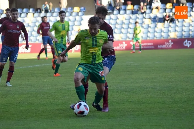 Unai Hernández pugna por un balón con un rival / José Luis Cotobal