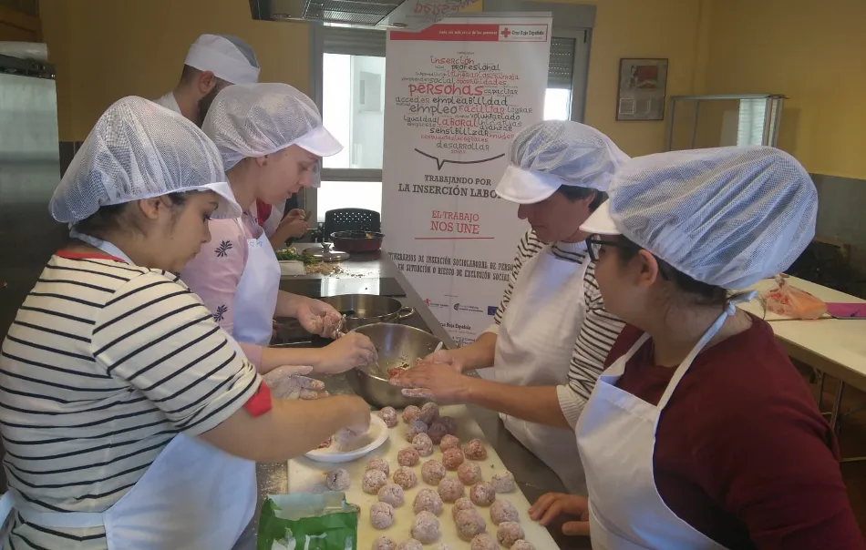 Foto 2 - Cruz Roja clausura su curso de Ayudante de Cocina, en el que han participado 12 j&oacute;venes  