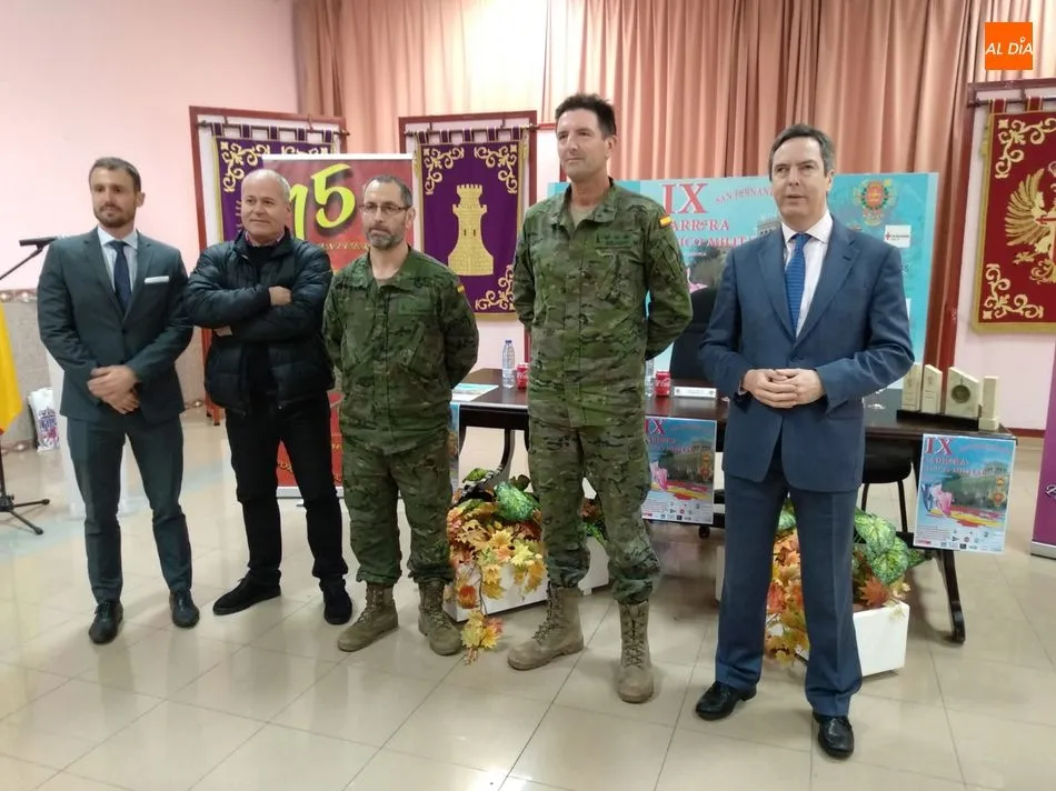 Miembros participantes en la presentación de la Carrera Popular