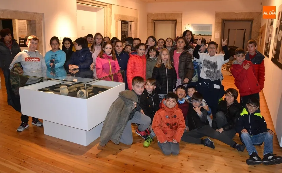 Alumnos de Primaria de San Francisco recorren la exposición de pizarras  