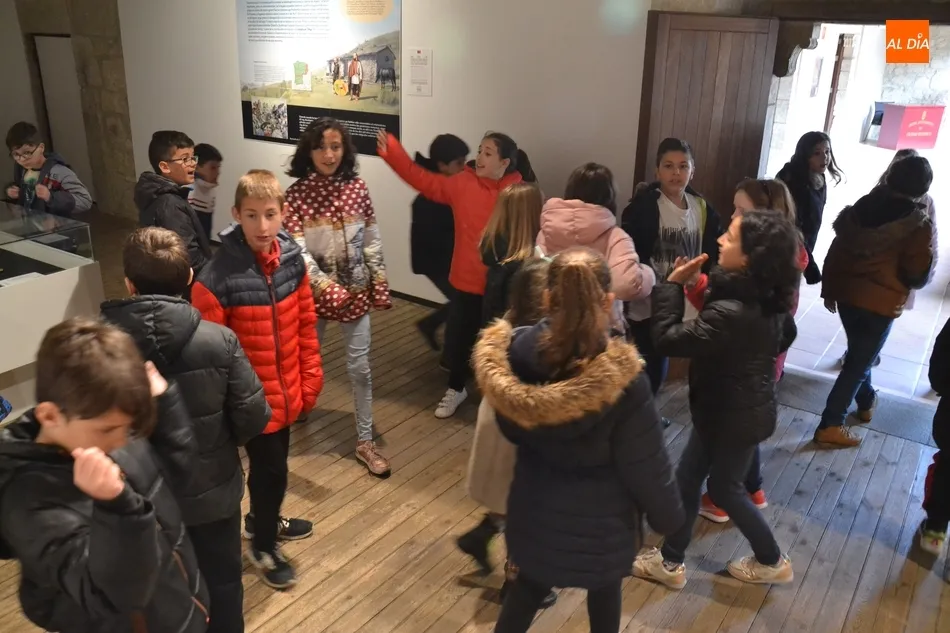 Foto 11 - Alumnos de Primaria de San Francisco recorren la exposici&oacute;n de pizarras  