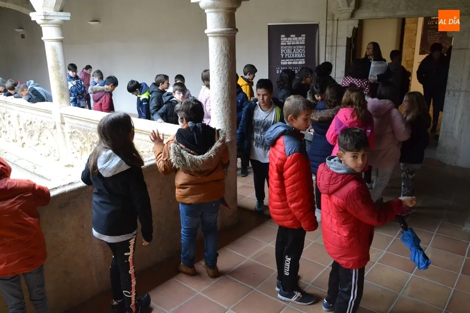 Foto 8 - Alumnos de Primaria de San Francisco recorren la exposici&oacute;n de pizarras  
