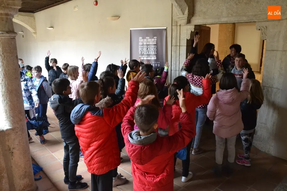 Foto 7 - Alumnos de Primaria de San Francisco recorren la exposici&oacute;n de pizarras  
