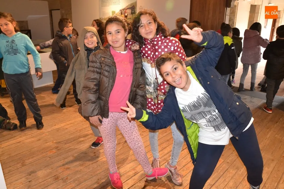 Foto 10 - Alumnos de Primaria de San Francisco recorren la exposici&oacute;n de pizarras  
