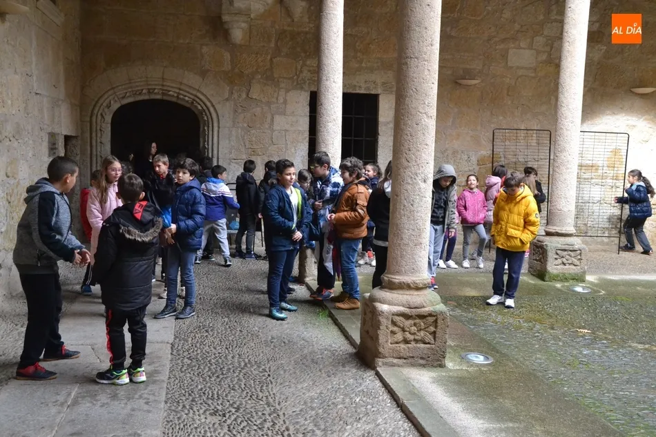 Foto 6 - Alumnos de Primaria de San Francisco recorren la exposici&oacute;n de pizarras  