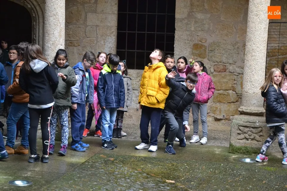 Foto 4 - Alumnos de Primaria de San Francisco recorren la exposici&oacute;n de pizarras  