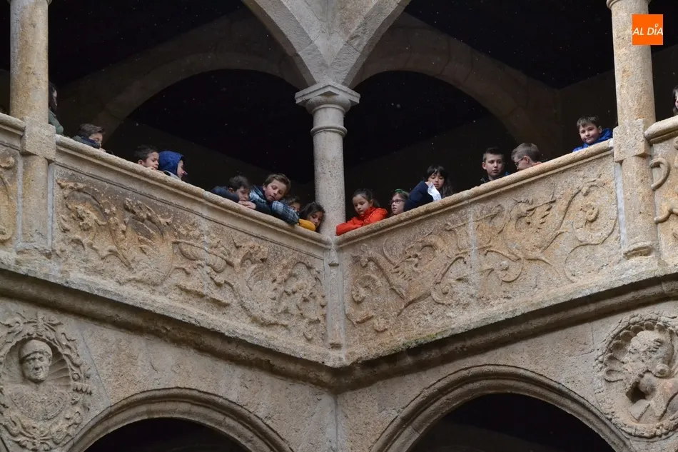 Foto 3 - Alumnos de Primaria de San Francisco recorren la exposici&oacute;n de pizarras  