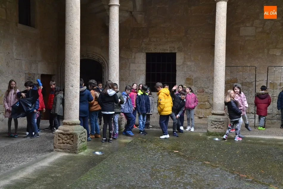 Foto 5 - Alumnos de Primaria de San Francisco recorren la exposici&oacute;n de pizarras  