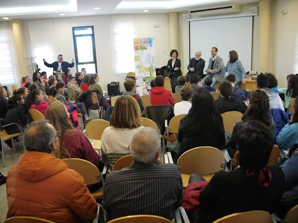 Foto 6 - Francesco Tonucci afirma en Carbajosa que &ldquo;el trabajo m&aacute;s importante que tienen que hacer los...