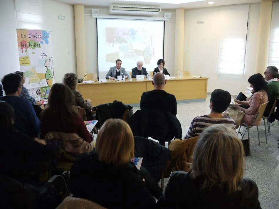 Foto 5 - Francesco Tonucci afirma en Carbajosa que &ldquo;el trabajo m&aacute;s importante que tienen que hacer los...