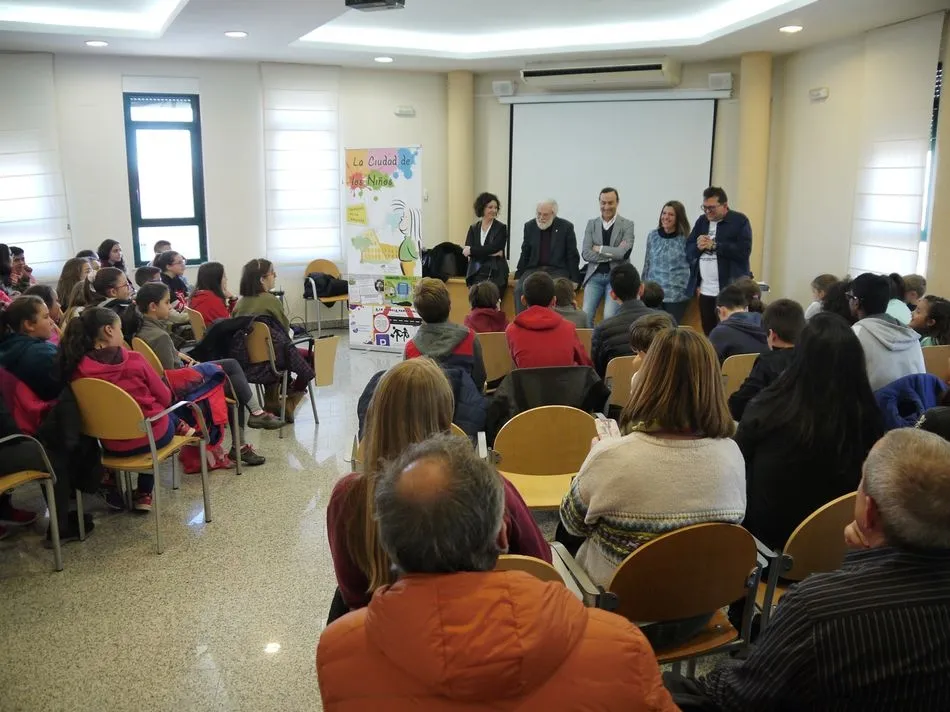 Foto 3 - Francesco Tonucci afirma en Carbajosa que &ldquo;el trabajo m&aacute;s importante que tienen que hacer los...