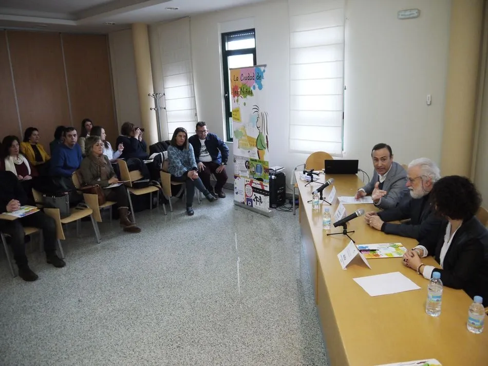 Foto 2 - Francesco Tonucci afirma en Carbajosa que &ldquo;el trabajo m&aacute;s importante que tienen que hacer los...