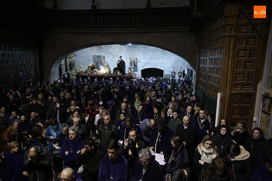 Foto 2 - Un lienzo y un nuevo estandarte bordado en hilo de oro para Jes&uacute;s Nazareno