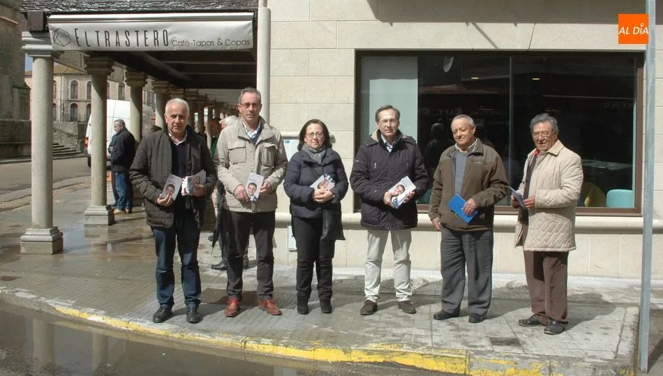 María Jesús Moro y Gonzalo Robles en Vitigudino acompañados por algunos alcaldes