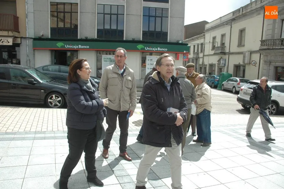 Foto 3 - Mar&iacute;a Jes&uacute;s Moro y Gonzalo Robles piden el voto para el PP en Vitigudino  