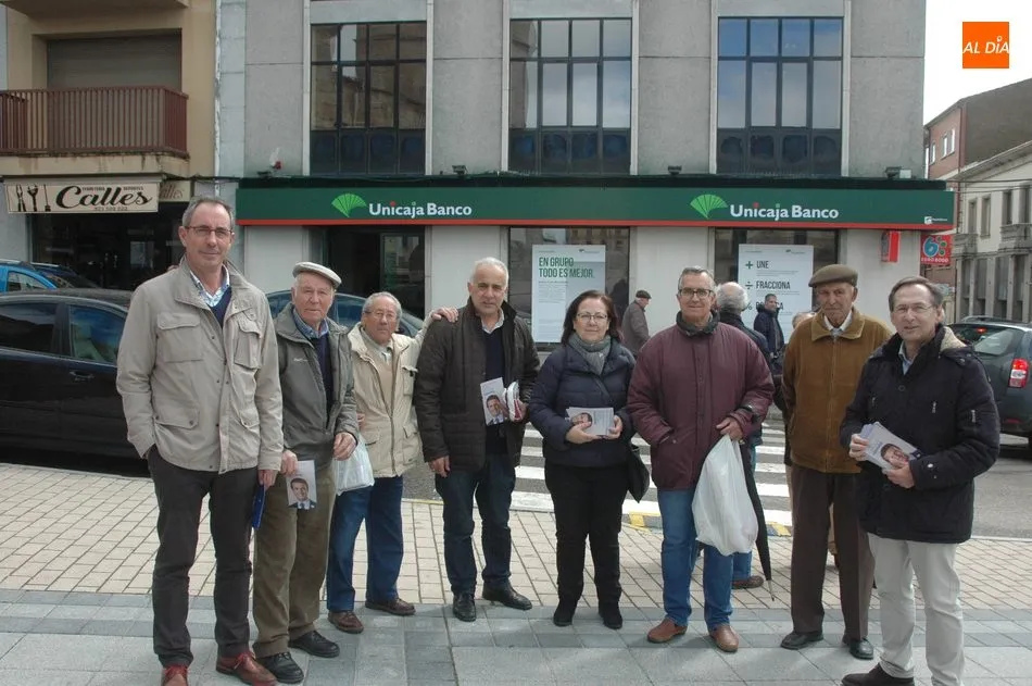 Foto 2 - Mar&iacute;a Jes&uacute;s Moro y Gonzalo Robles piden el voto para el PP en Vitigudino  