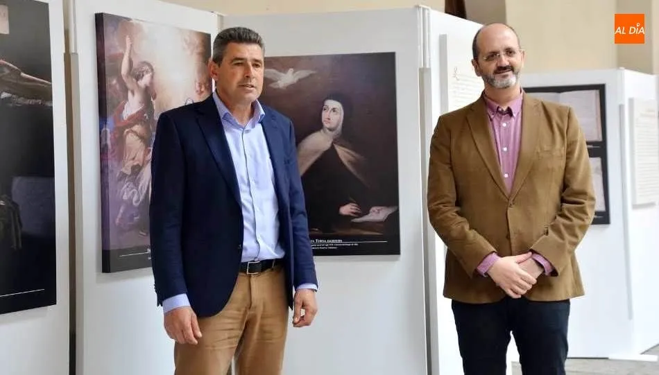 El diputado de Cultura, Julián Barrera, y el comisario de la exposición, Mariano Casas, en la inauguración de esta muestra, en el Patio de La Salina. Foto de Lydia González