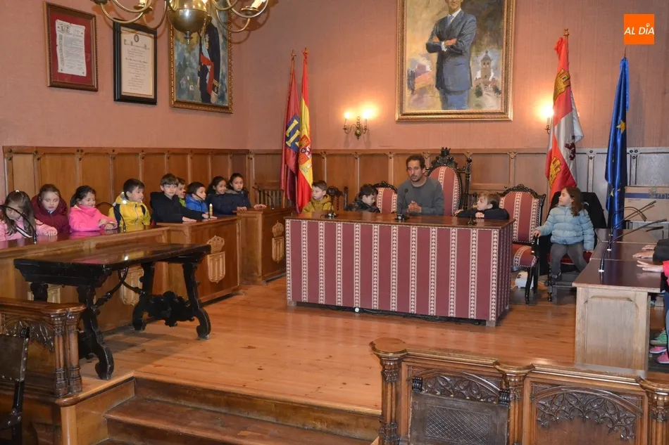 Foto 8 - Alumnos del Colegio Mir&oacute;briga se convierten en concejales por un rato  
