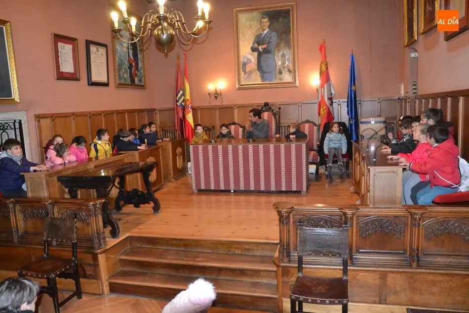 Foto 6 - Alumnos del Colegio Mir&oacute;briga se convierten en concejales por un rato  