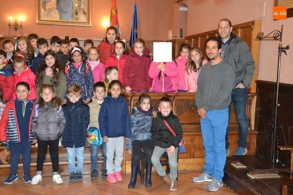 Foto 2 - Alumnos del Colegio Mir&oacute;briga se convierten en concejales por un rato  