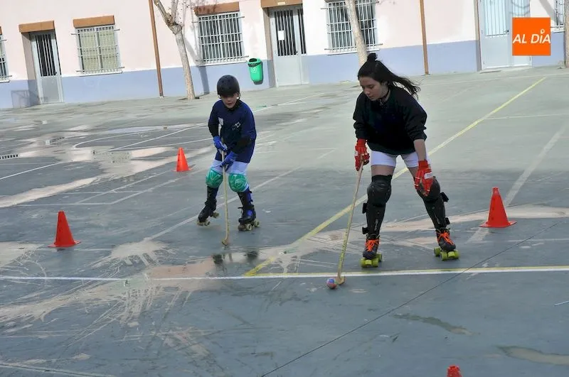 Foto 2 - Alumnos del Colegio Francisco de Vitoria conocen de primera mano el hockey sobre patines