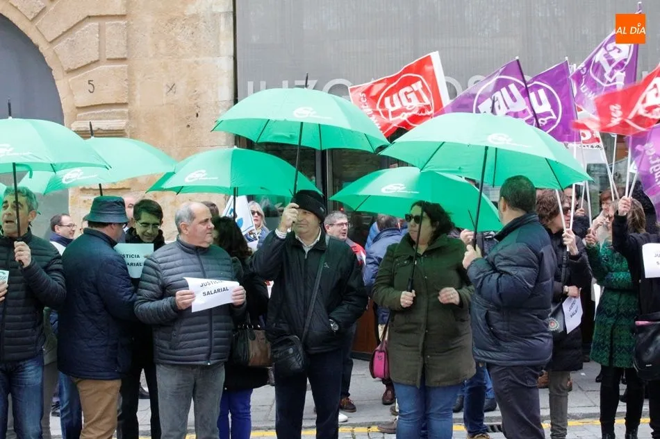 Foto 8 - Los funcionarios de Justicia protestan por cobrar 300 euros menos en Castilla y Le&oacute;n