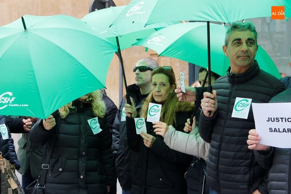 Foto 7 - Los funcionarios de Justicia protestan por cobrar 300 euros menos en Castilla y Le&oacute;n