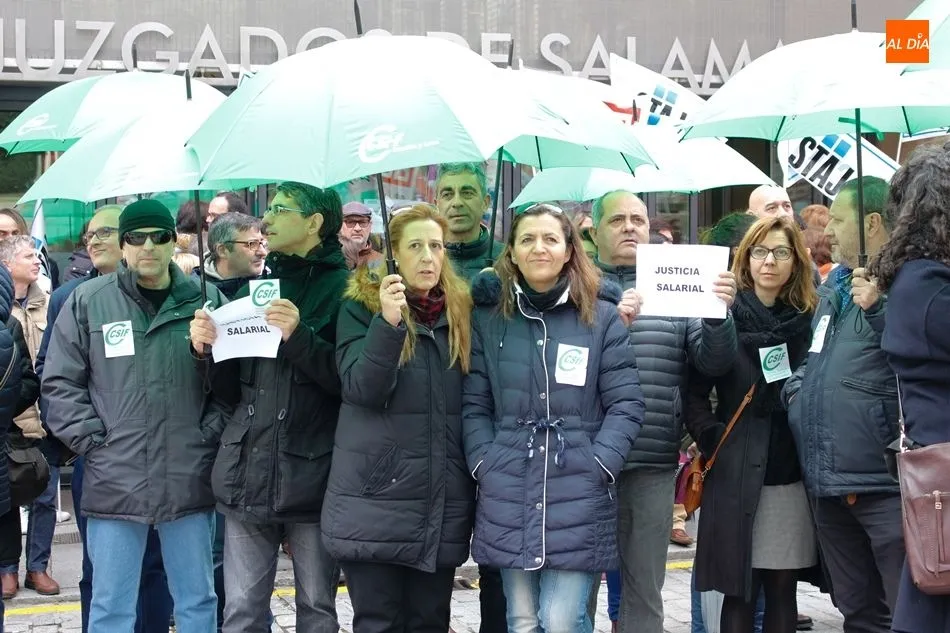 Foto 6 - Los funcionarios de Justicia protestan por cobrar 300 euros menos en Castilla y Le&oacute;n