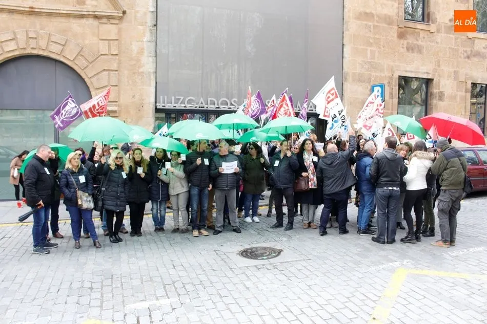 Foto 4 - Los funcionarios de Justicia protestan por cobrar 300 euros menos en Castilla y Le&oacute;n