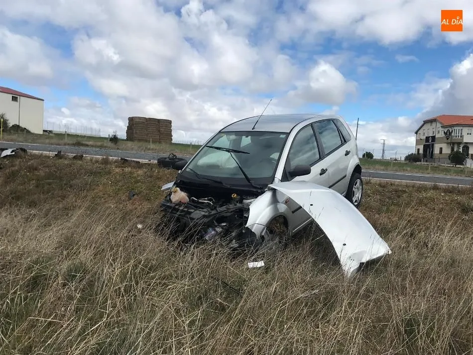 Foto 2 - Aparatoso accidente de tr&aacute;fico del alcalde de Terradillos en la carretera de Alba