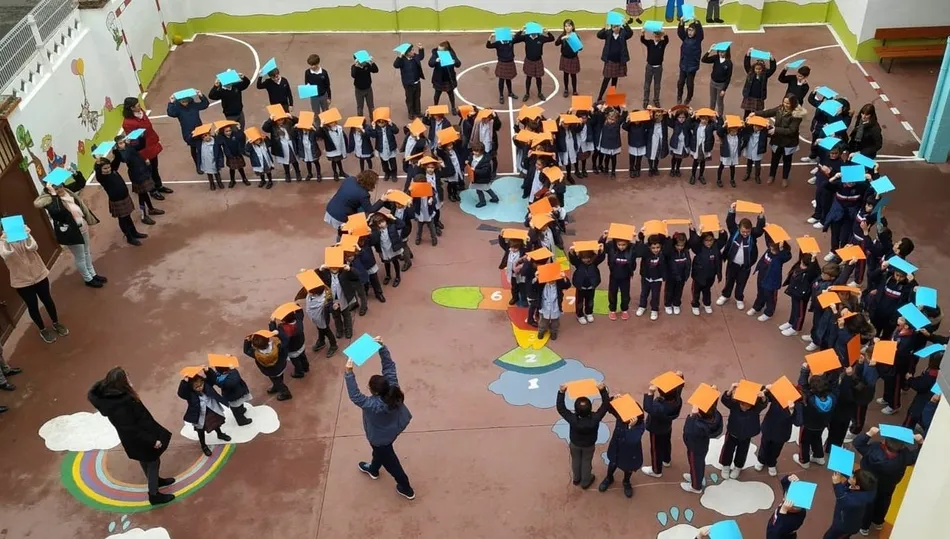 Los alumnos de Misioneras-Santa Teresa conforman un gran mosaico humano por el 75 Aniversario  