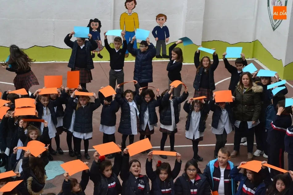 Foto 11 - Los alumnos de Misioneras-Santa Teresa conforman un gran mosaico humano por el 75 Aniversario  