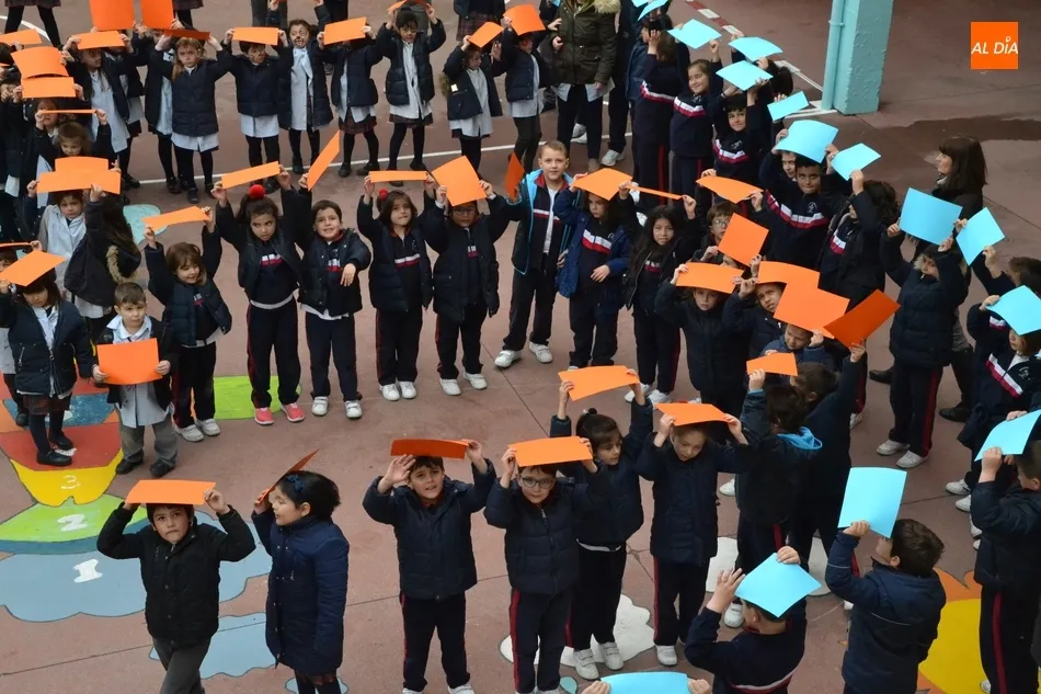 Foto 10 - Los alumnos de Misioneras-Santa Teresa conforman un gran mosaico humano por el 75 Aniversario  