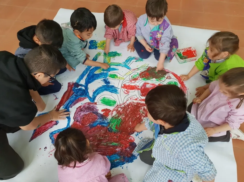Foto 9 - Los alumnos de Misioneras-Santa Teresa conforman un gran mosaico humano por el 75 Aniversario  