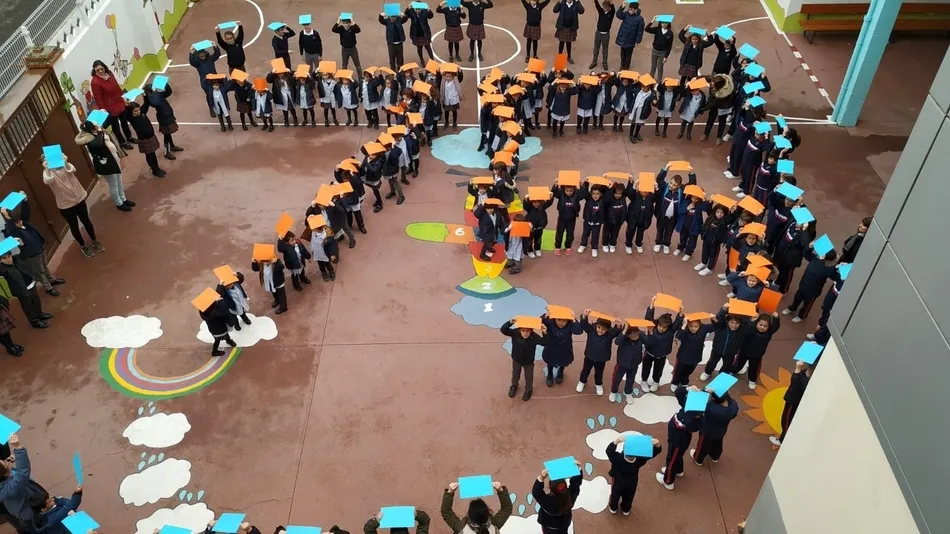 Foto 3 - Los alumnos de Misioneras-Santa Teresa conforman un gran mosaico humano por el 75 Aniversario  