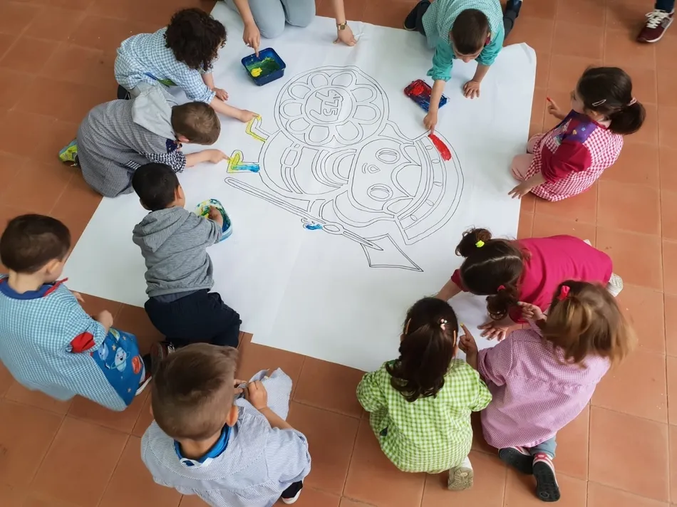 Foto 6 - Los alumnos de Misioneras-Santa Teresa conforman un gran mosaico humano por el 75 Aniversario  
