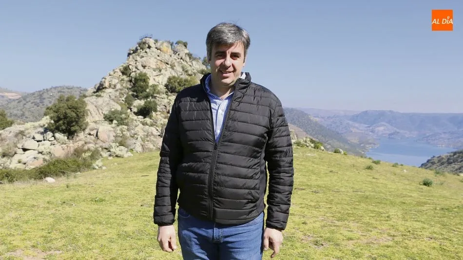 Diego Ledesma con el mirador del Picón del Moro al fondo / CORRAL