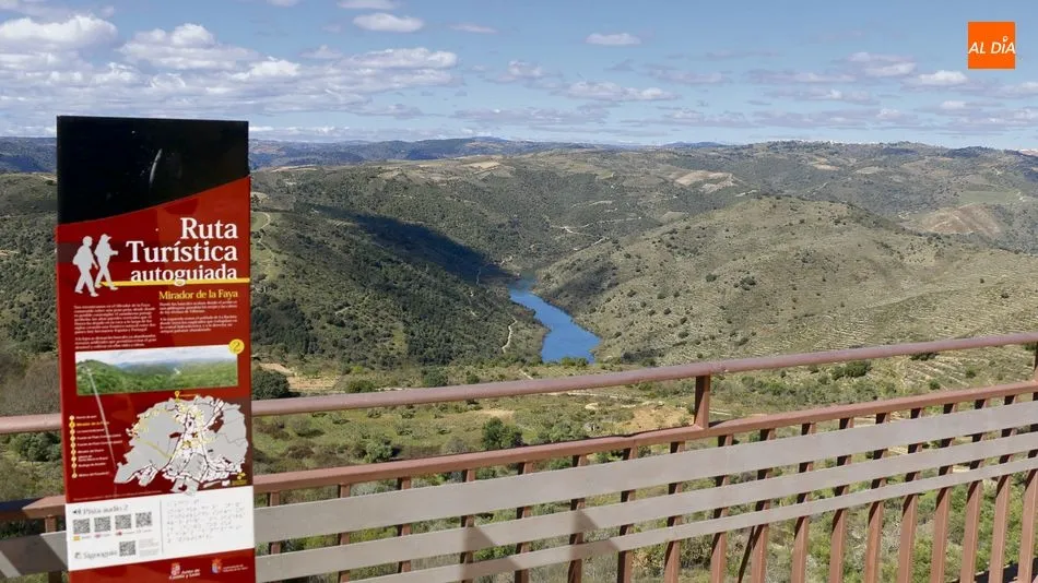 Mirador de La Faya con cartel de la Ruta Turística autoguiada /CORRAL