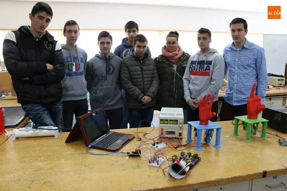 Foto 9 - Alumnos del IES Ramos del Manzano sorprenden en la Feria TiCyL con una mano rob&oacute;tica  