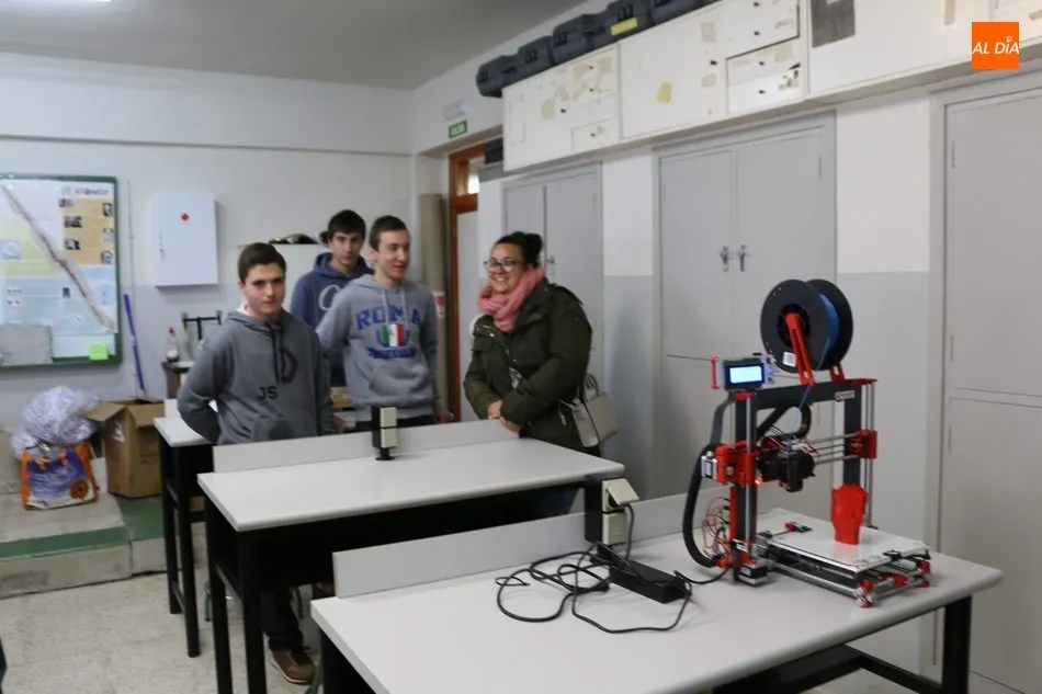 Foto 3 - Alumnos del IES Ramos del Manzano sorprenden en la Feria TiCyL con una mano rob&oacute;tica  