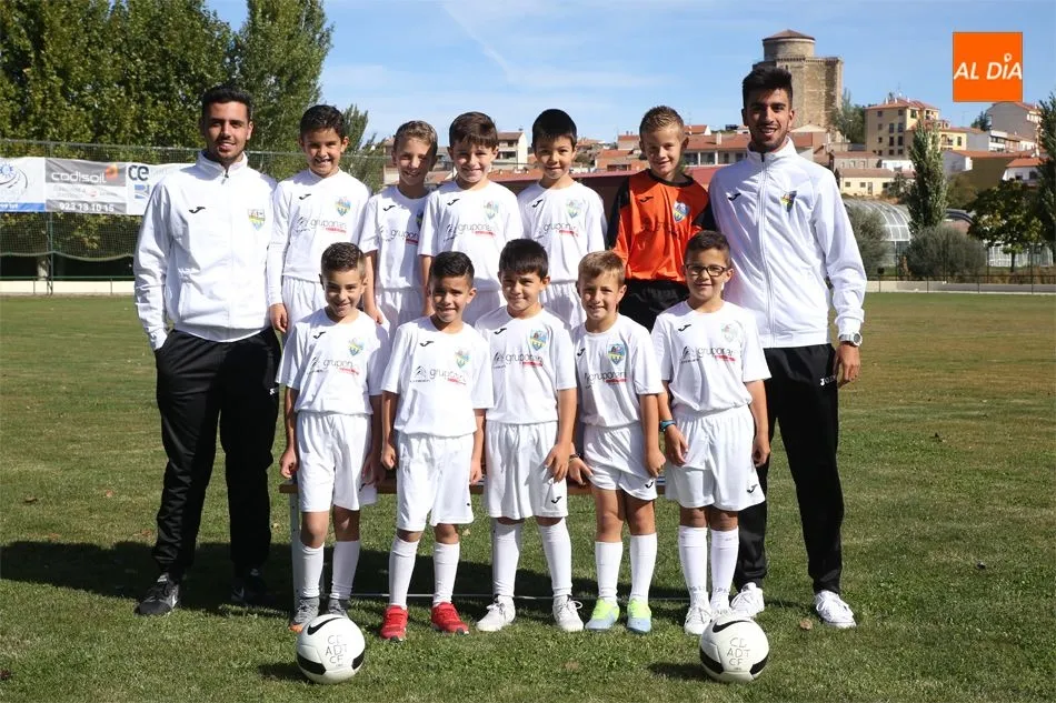 Entrenadores y jugadores del Prebenajamín A del Alba de Tormes CF