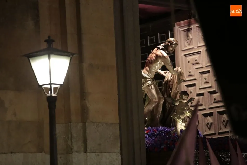 Jesús Flagelado, la talla de Carmona, y, en la imagen de abajo, Nuestra Señora de las Lágrimas. Fotos: Alejandro López