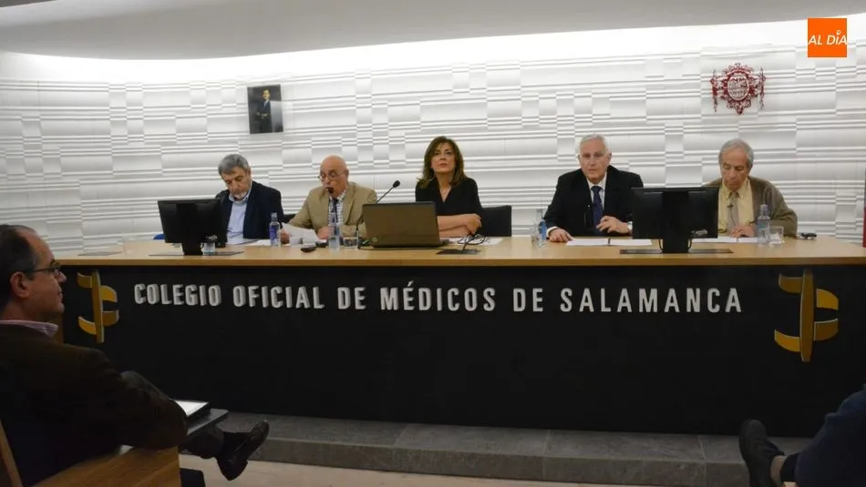 Grupo de poetas participantes en el recital del Colegio de Médicos. Foto de Lydia González