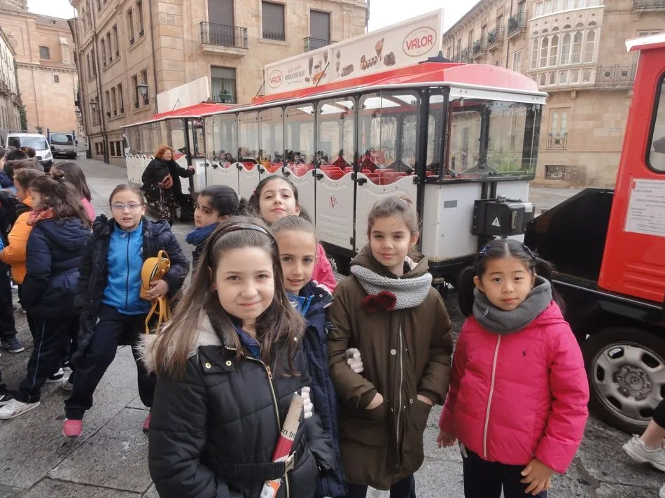 Foto 5 - Escolares del Colegio San Juan Bosco visitan la Salamanca monumental en tren  