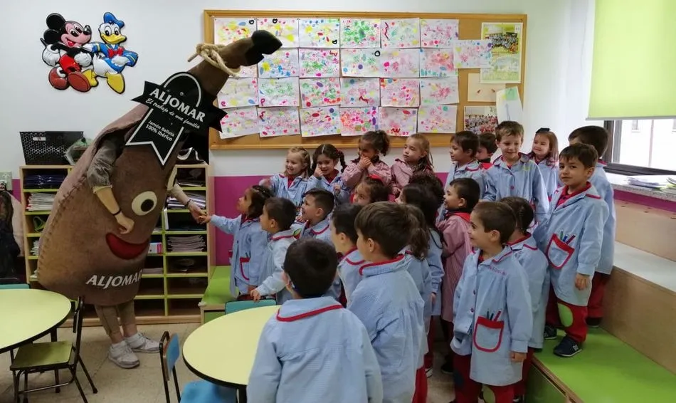 Los alumnos tuvieron la visita de la mascota de la empresa: un jamón gigante