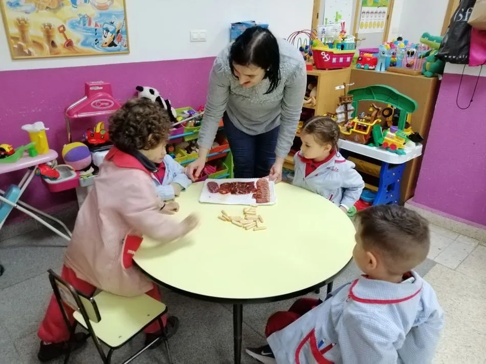 Foto 8 - Los alumnos de 1&ordm; de Infantil del Colegio Trinitarios disfrutan de un delicioso taller de jam&oacute;n  