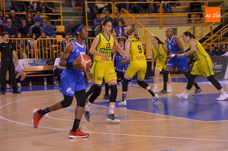 Givens maneja el balón en busca de una compañera / Lydia González